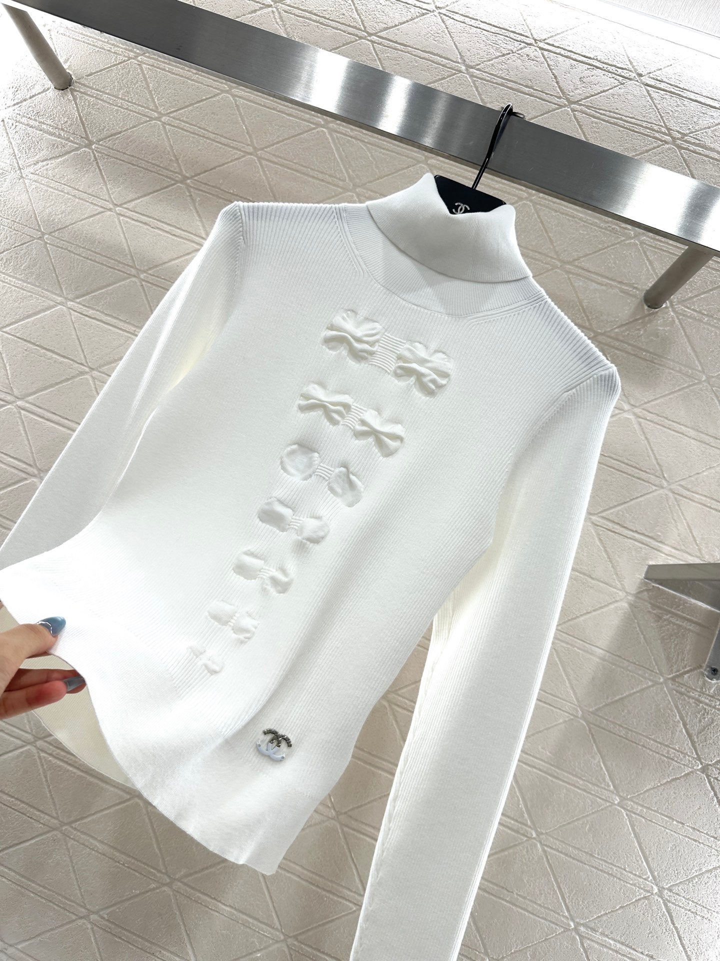 25 Bow tie high neck long sleeved sweater