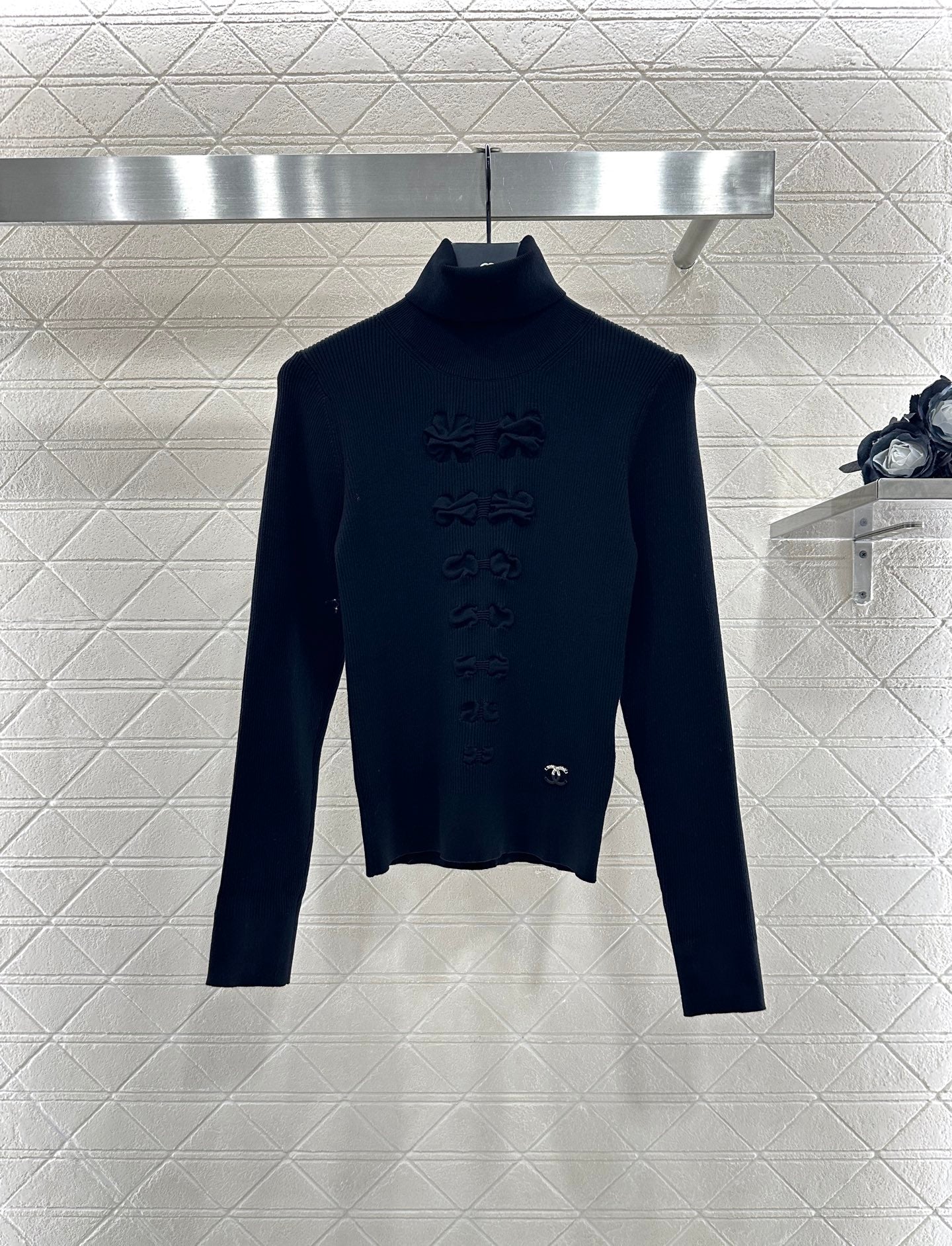 25 Bow tie high neck long sleeved sweater