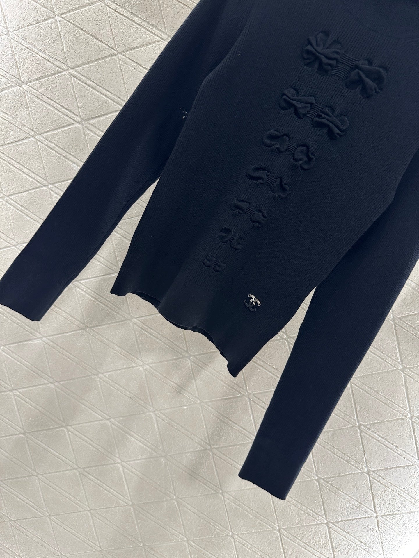 25 Bow tie high neck long sleeved sweater