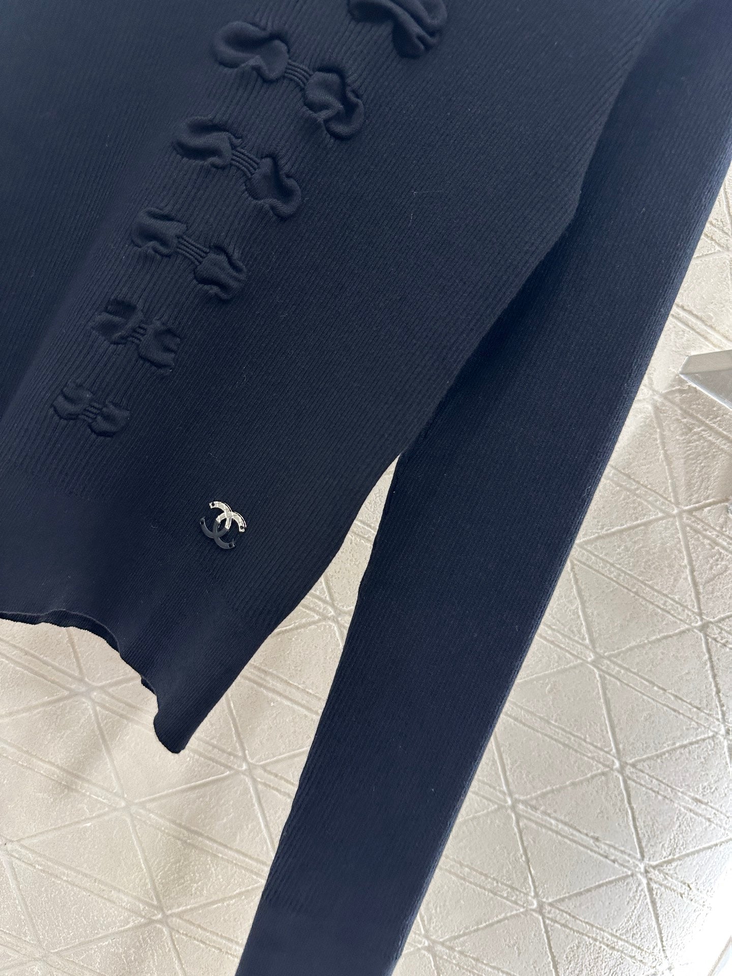 25 Bow tie high neck long sleeved sweater