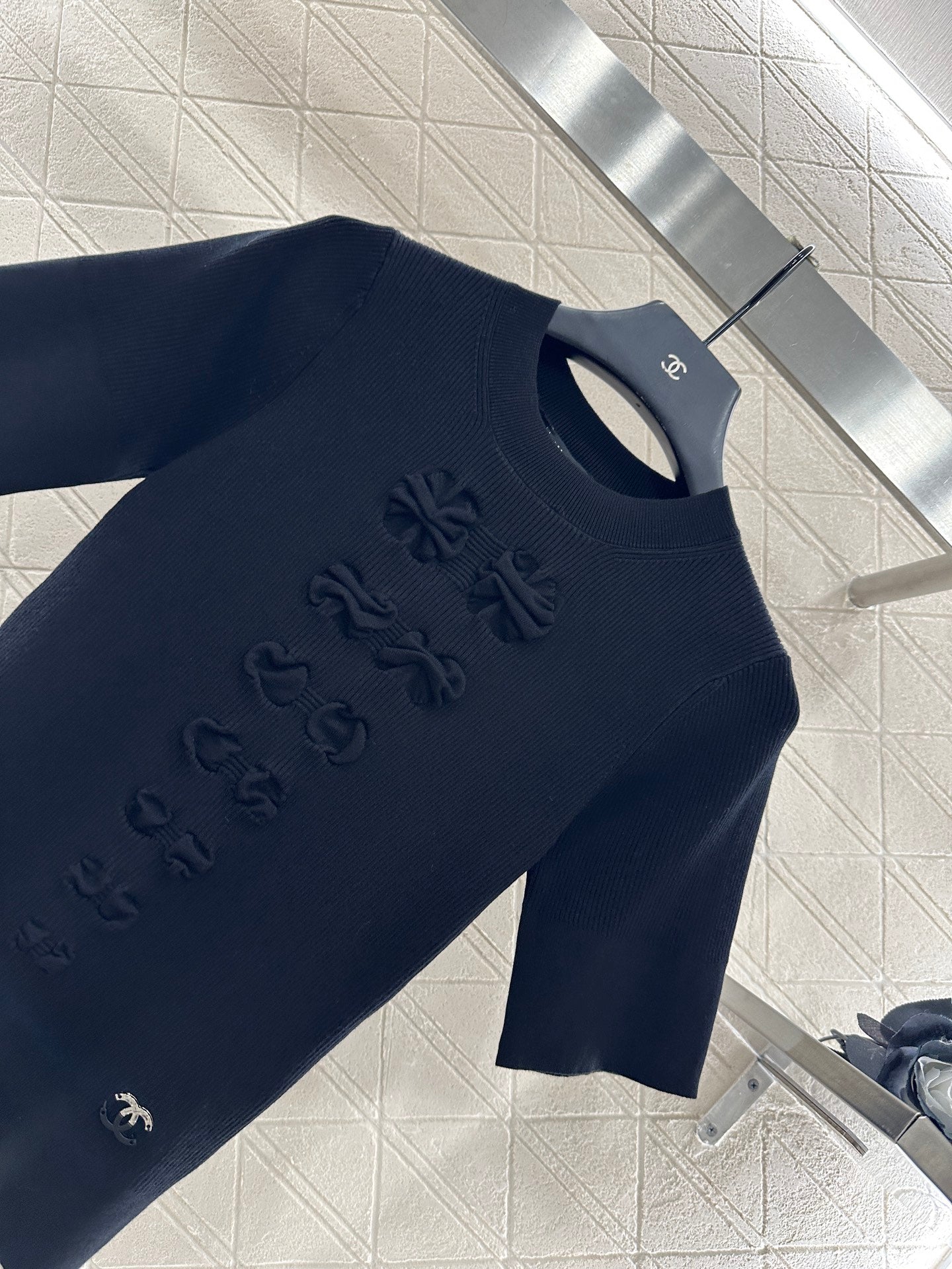 25 Bow tie round neck short sleeved sweater