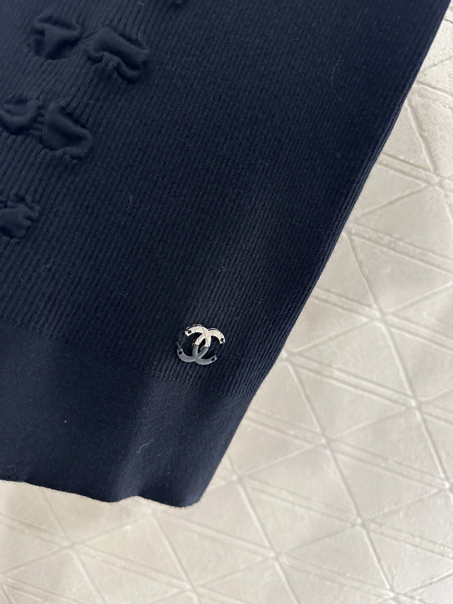 25 Bow tie round neck short sleeved sweater