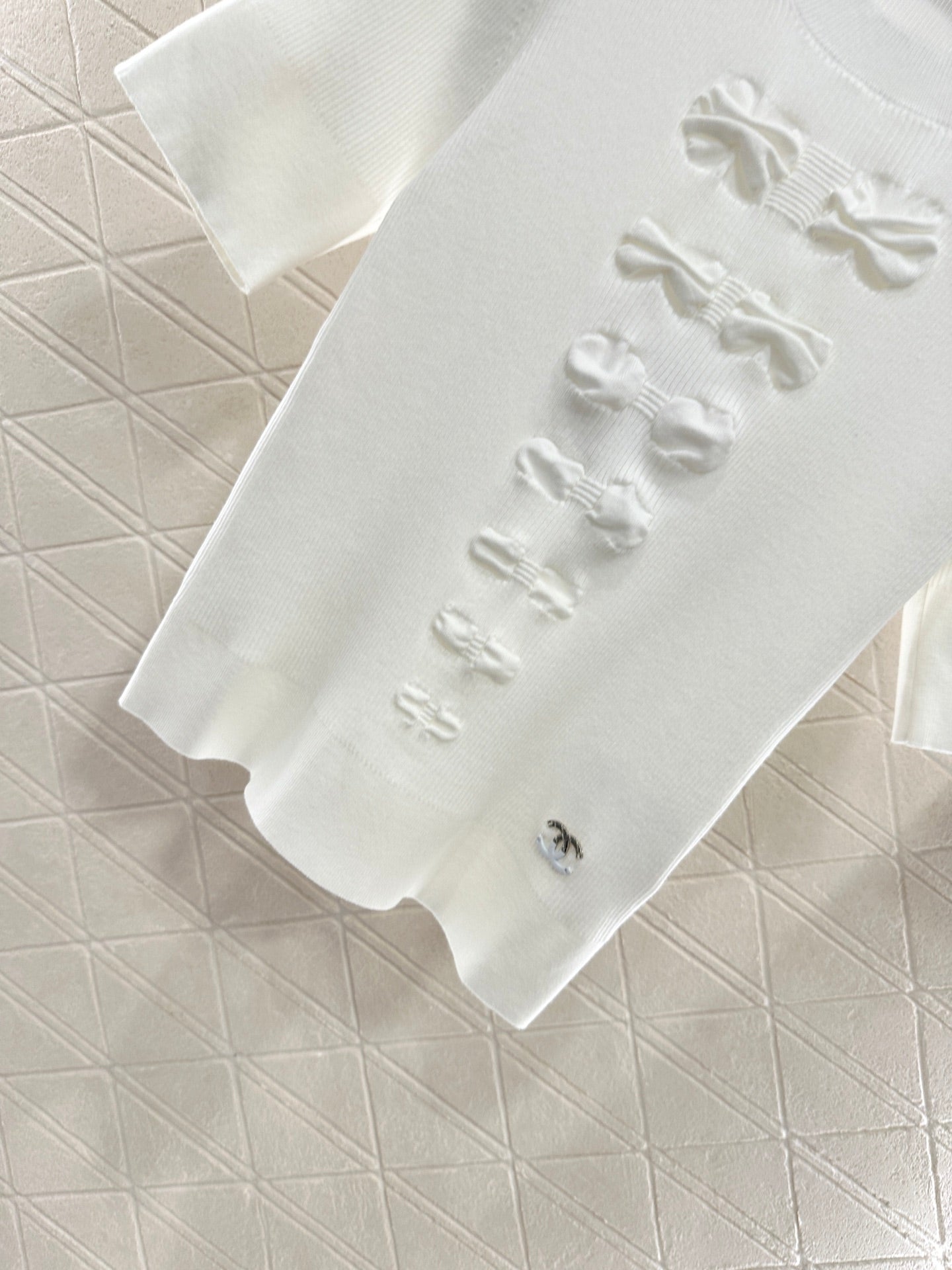 25 Bow tie round neck short sleeved sweater