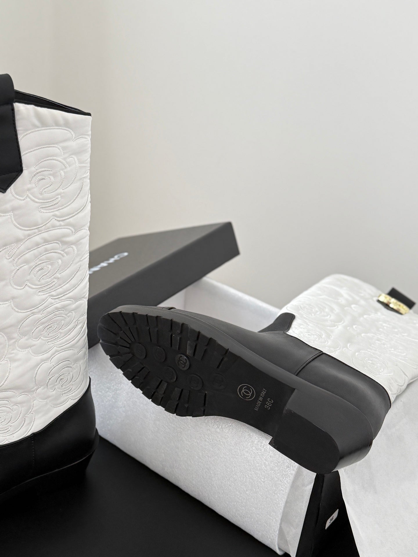 25K new rose-printed biker boots