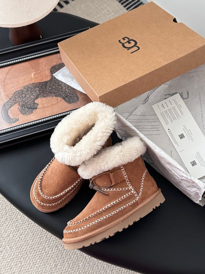 Plush snow boots