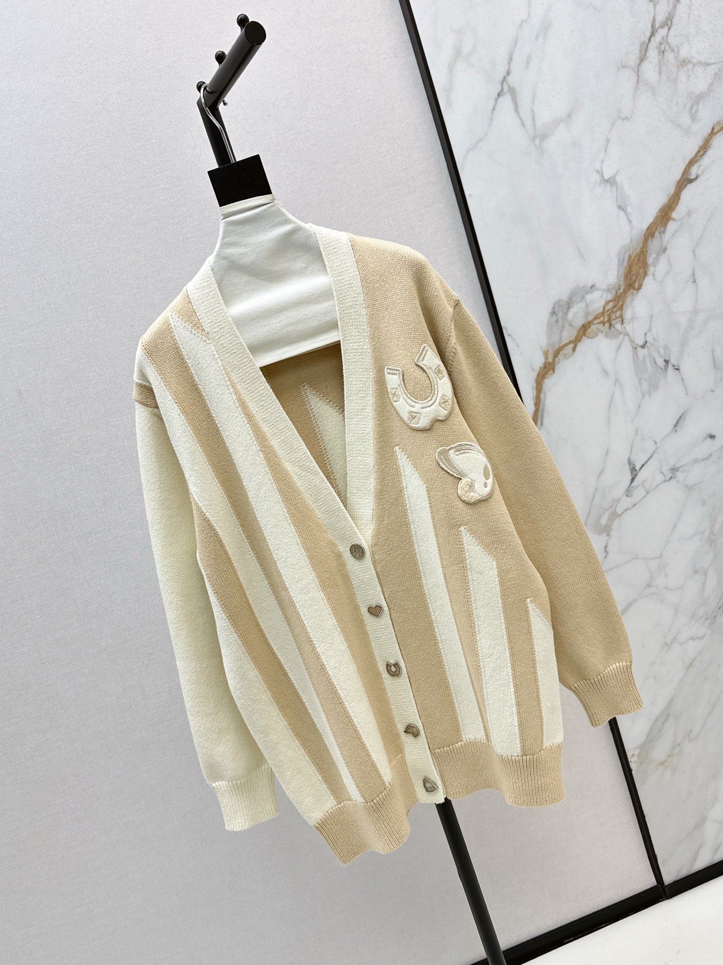 25 New premium V-neck knitted cardigan