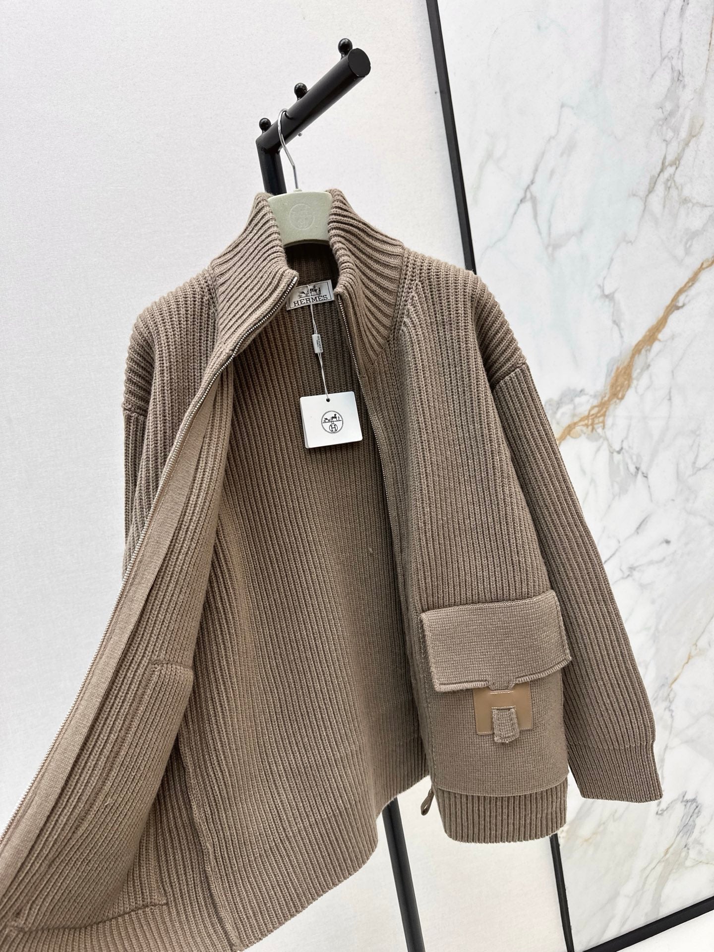 25 New Classic H-Pattern Decorative Pocket Wool Knitted Cardigan(GRAY/RED)