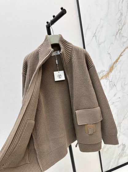 25 New Classic H-Pattern Decorative Pocket Wool Knitted Cardigan(GRAY/RED)