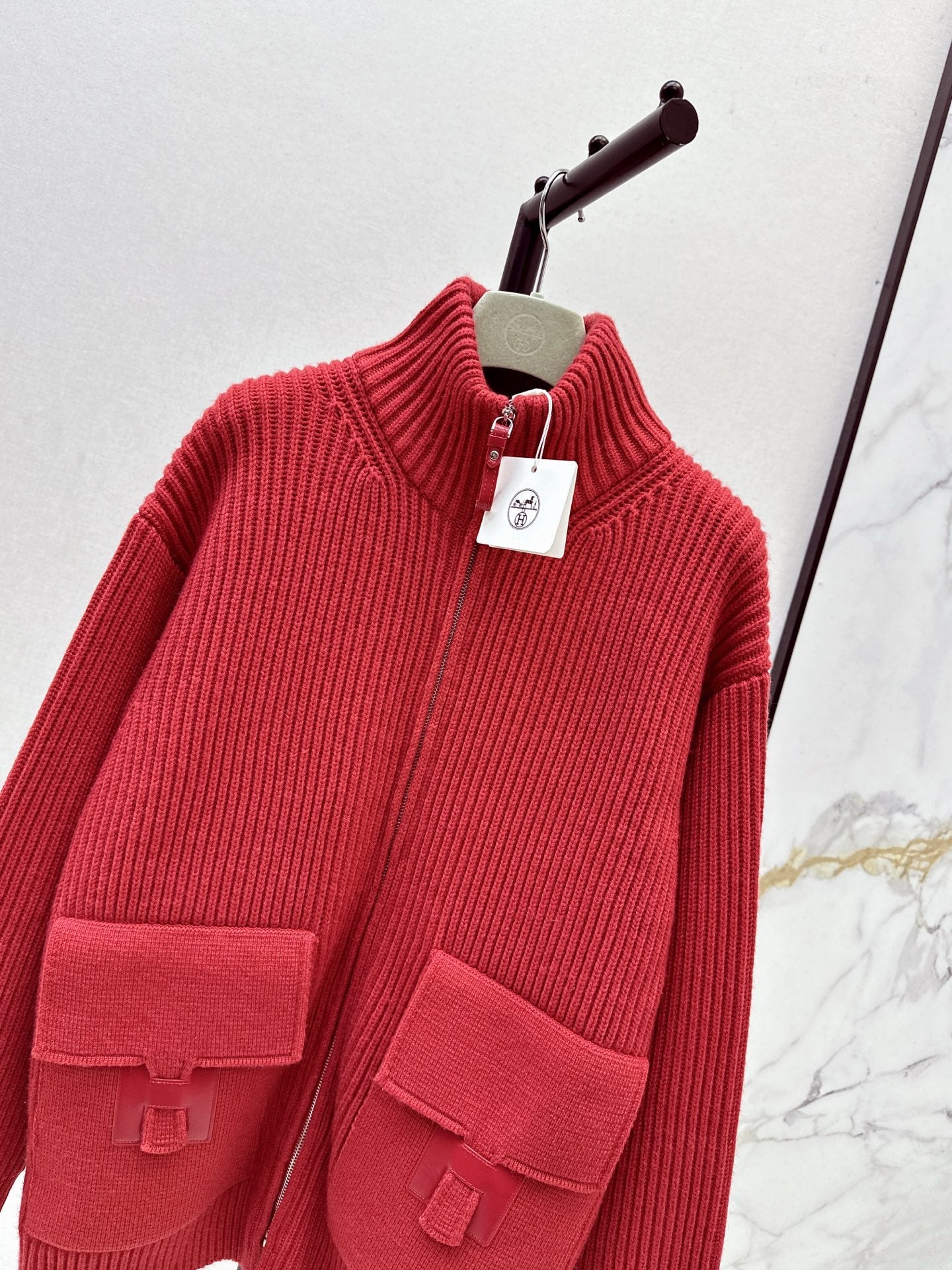 25 New Classic H-Pattern Decorative Pocket Wool Knitted Cardigan(GRAY/RED)