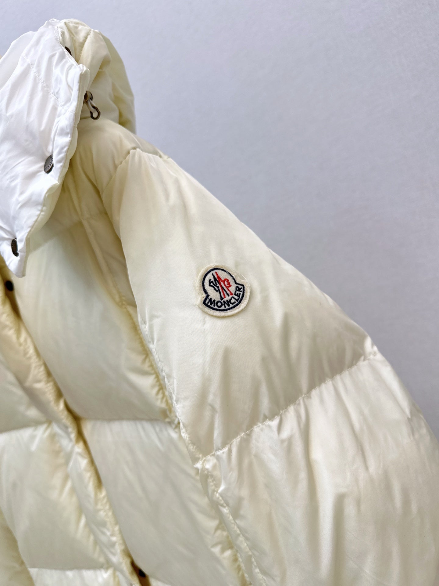 mid-length down jacket with hood and sleeve badge