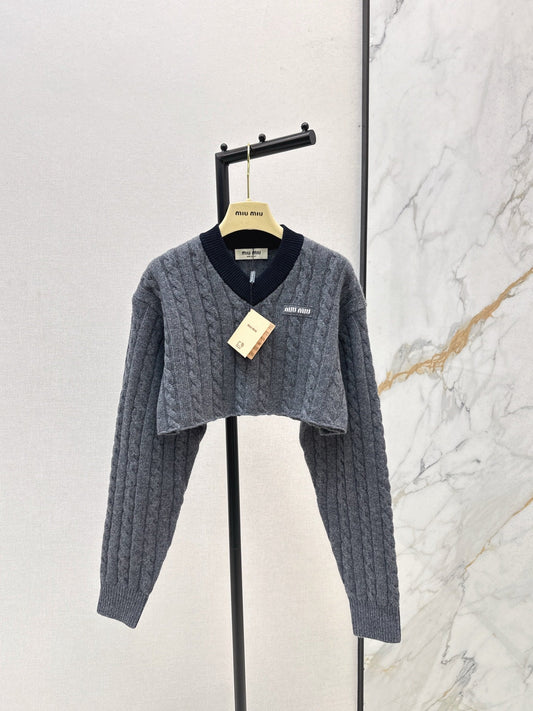 V-neck waist-baring knitted wool sweater