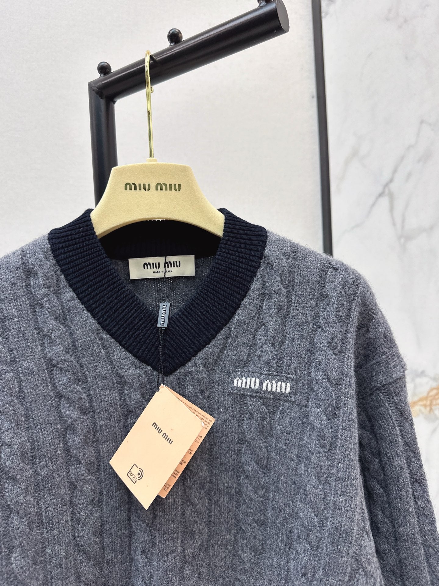 V-neck waist-baring knitted wool sweater