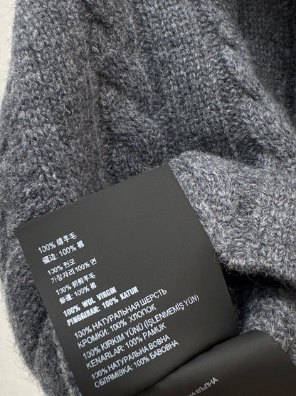 V-neck waist-baring knitted wool sweater