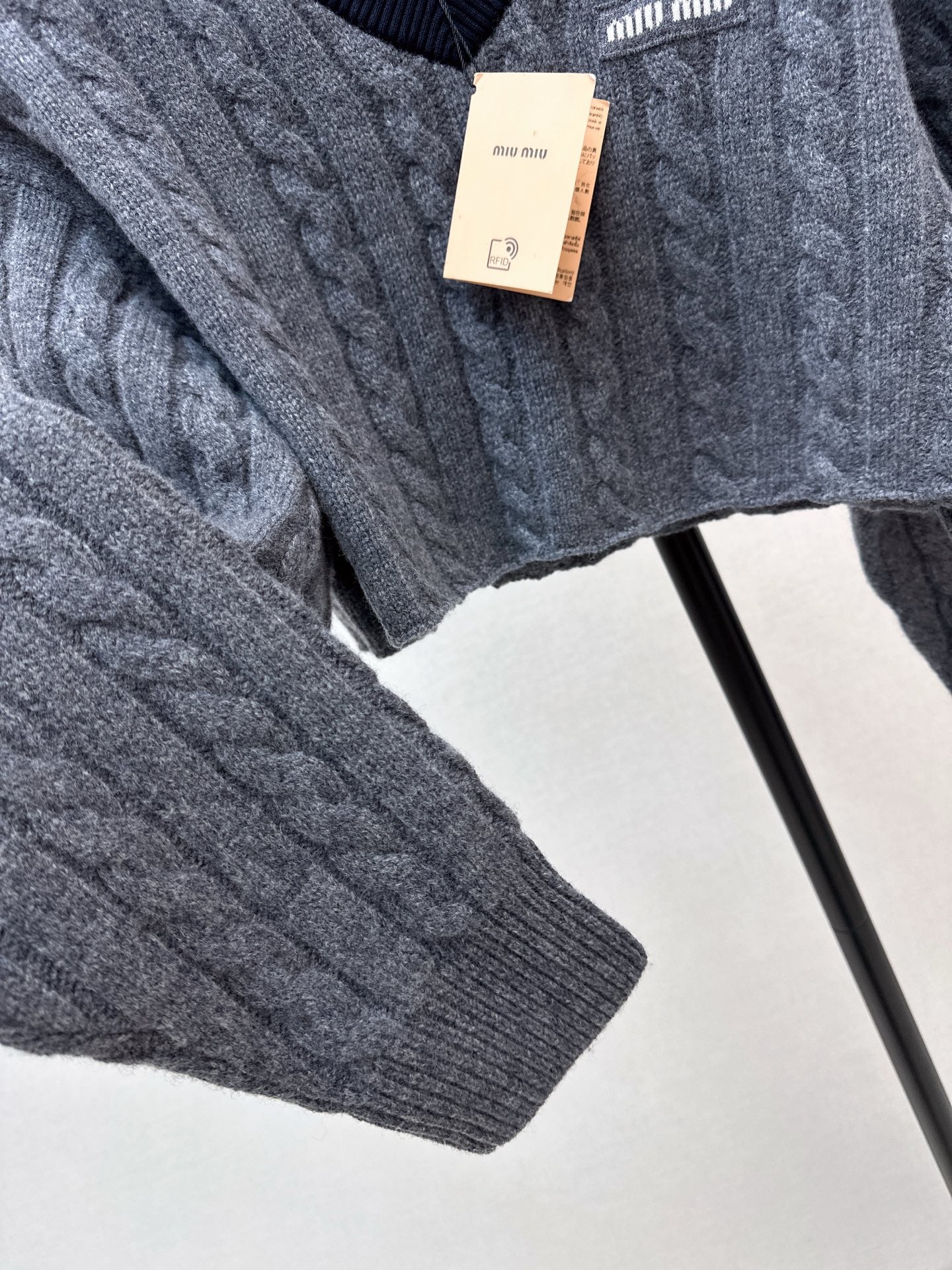 V-neck waist-baring knitted wool sweater