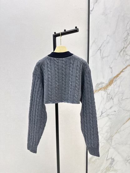 V-neck waist-baring knitted wool sweater