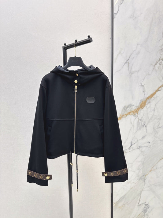 hooded long-sleeved jacket