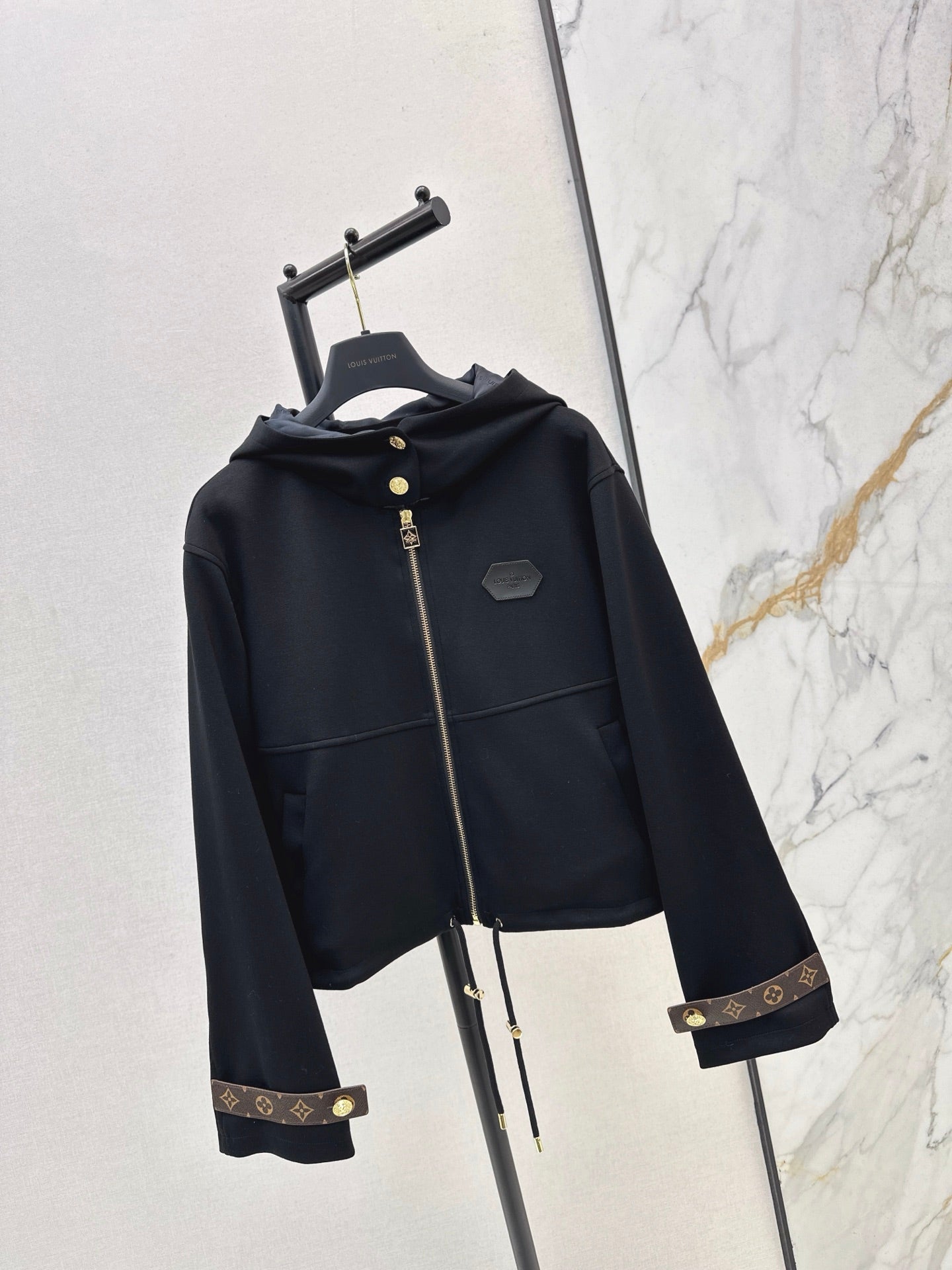 hooded long-sleeved jacket