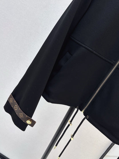 hooded long-sleeved jacket