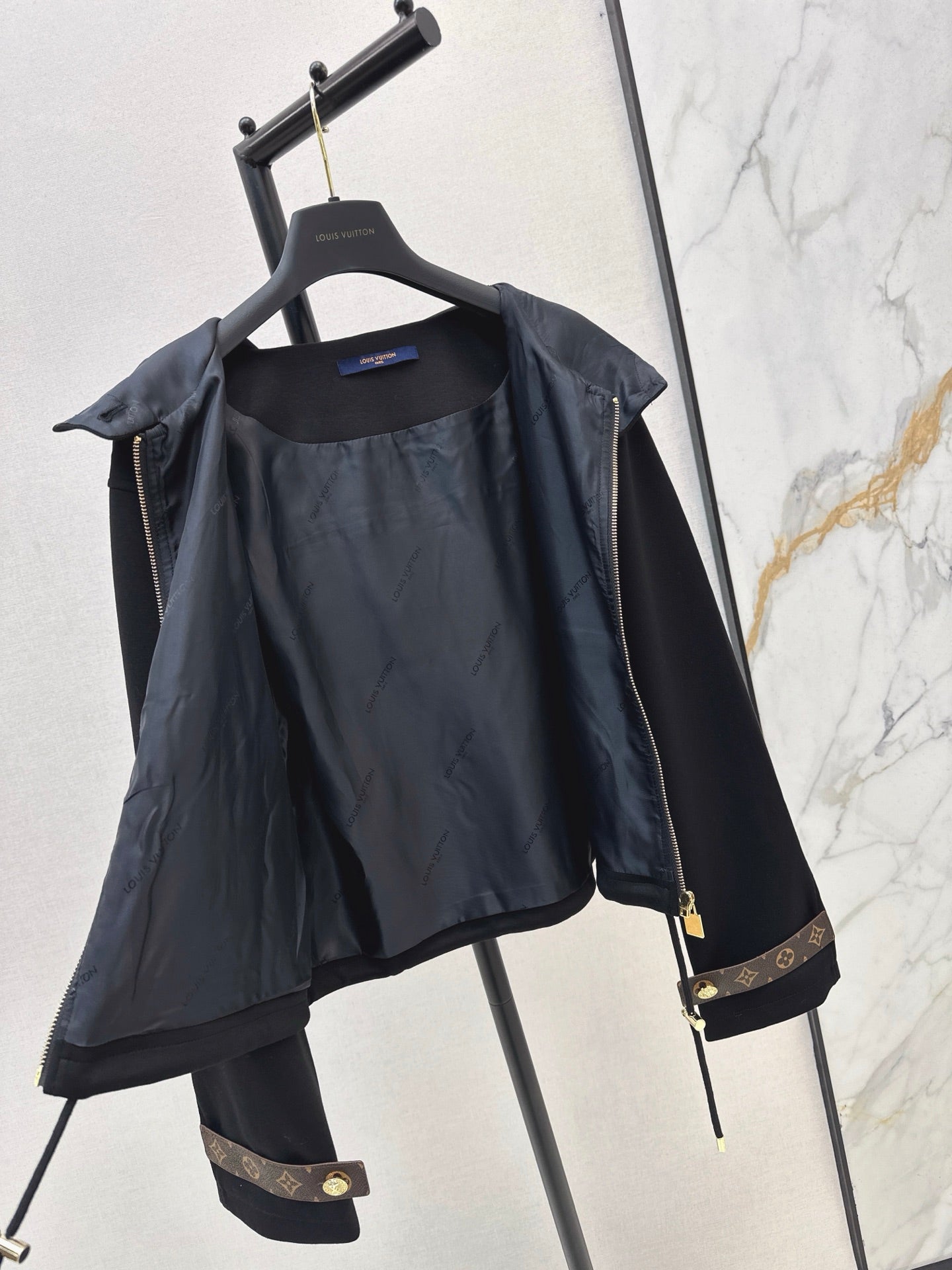 hooded long-sleeved jacket