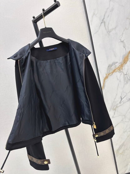 hooded long-sleeved jacket