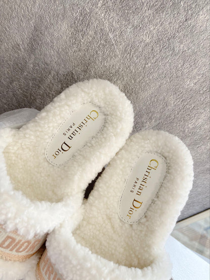 New classic letter furry slippers