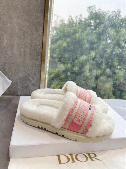 New classic letter furry slippers