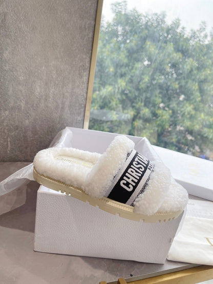 New classic letter furry slippers