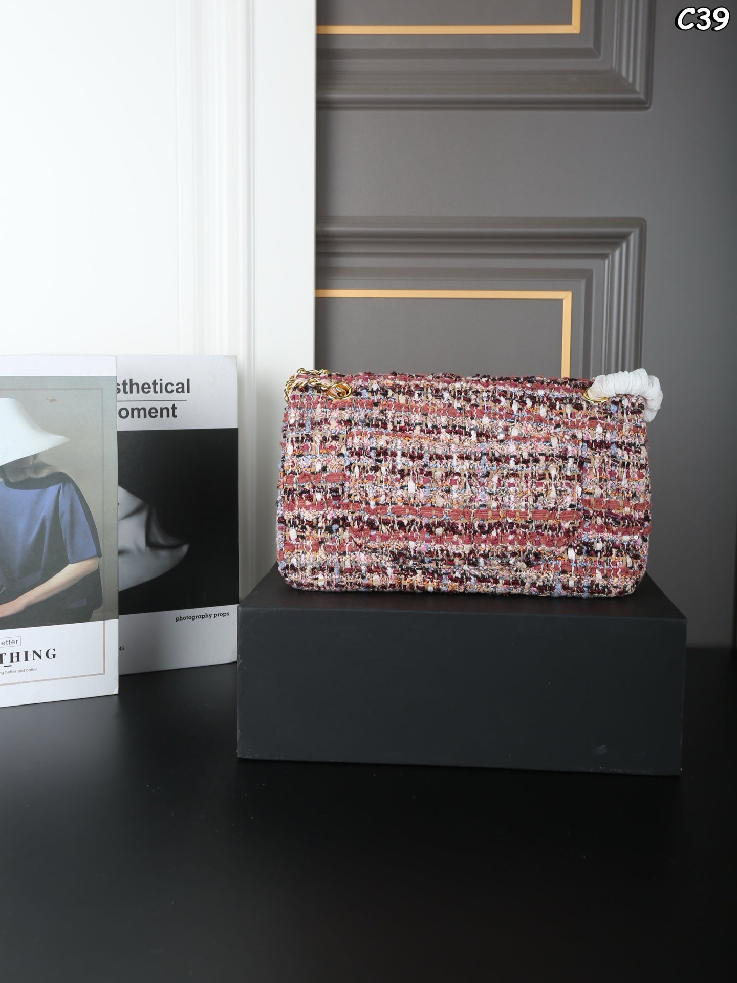 New pink tweed chain shoulder bag