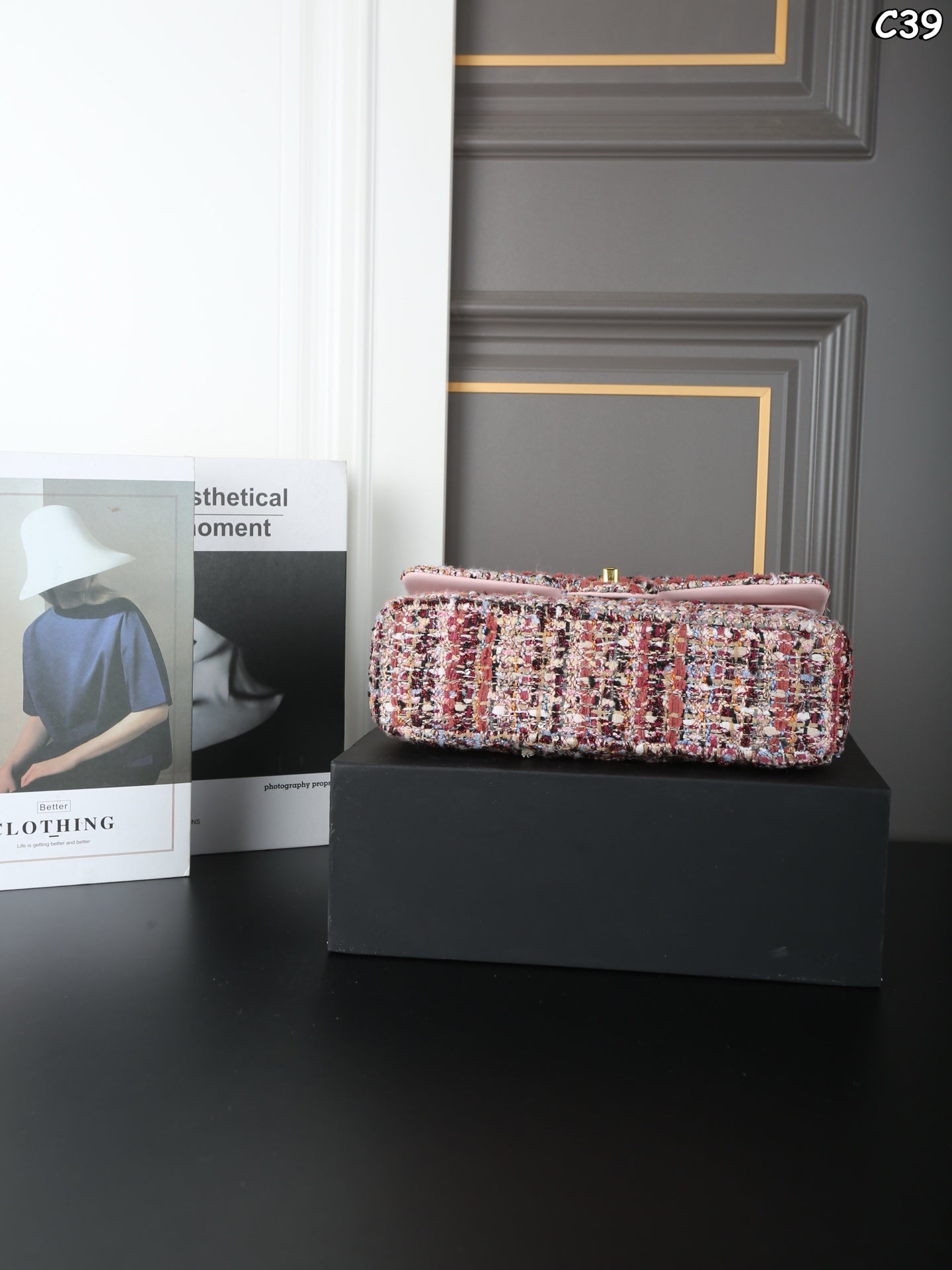 New pink tweed chain shoulder bag