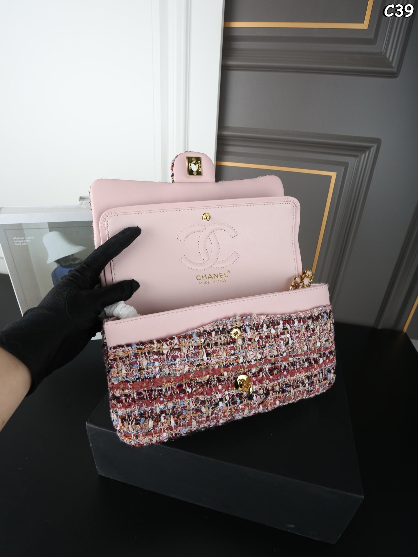 New pink tweed chain shoulder bag