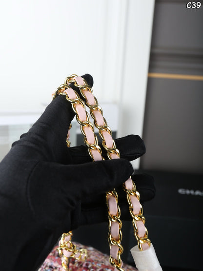 New pink tweed chain shoulder bag