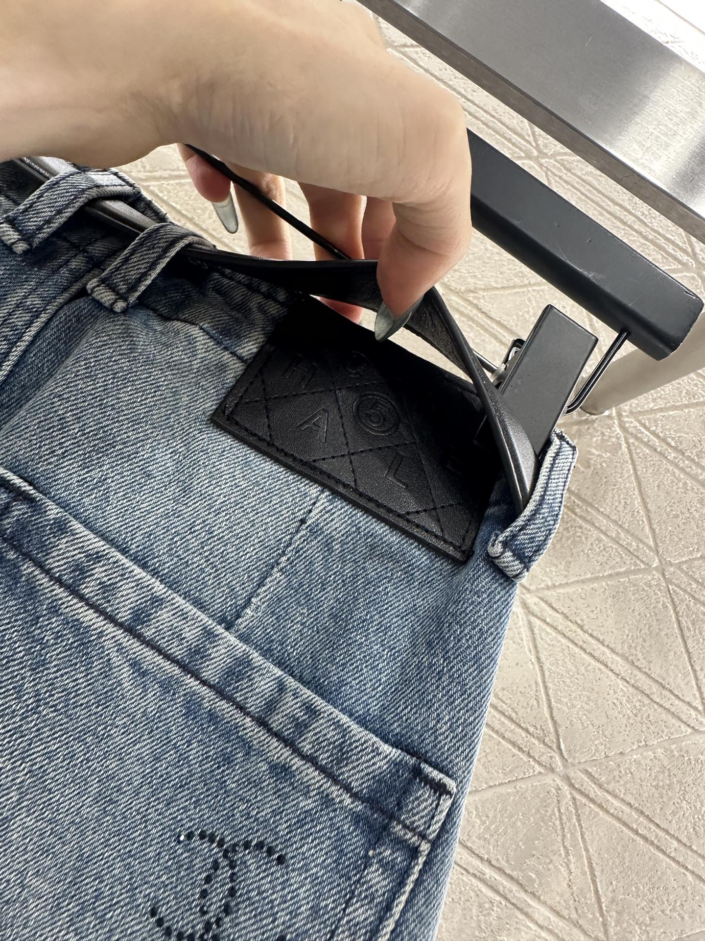 25fw new belt bleached pleated denim trousers