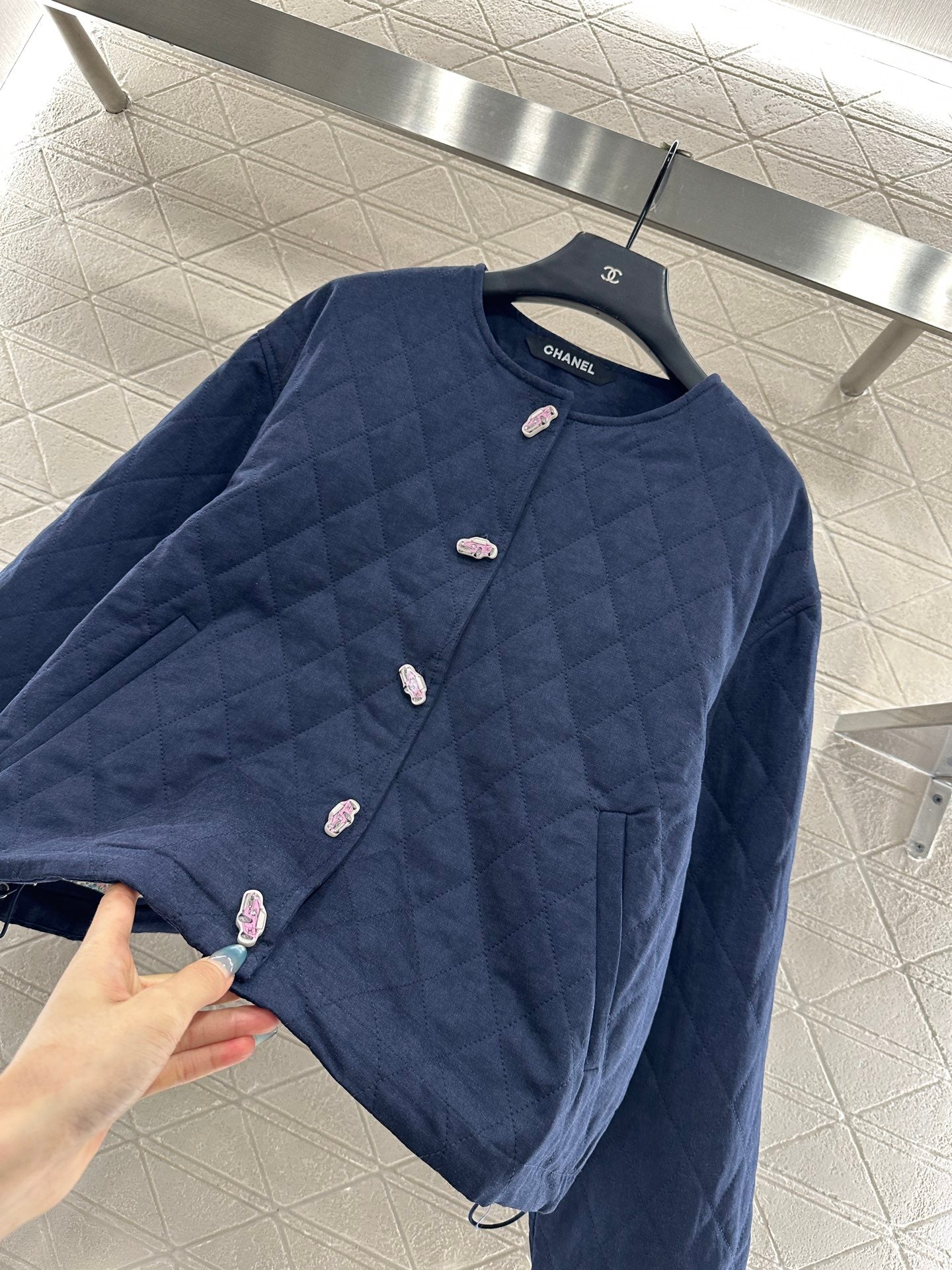 Diamond-quilted crew neck down jacket