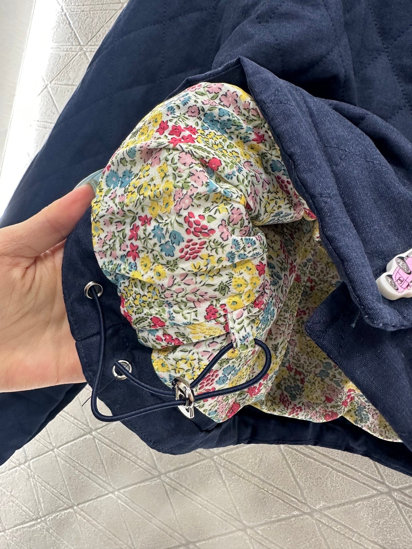 Diamond-quilted crew neck down jacket