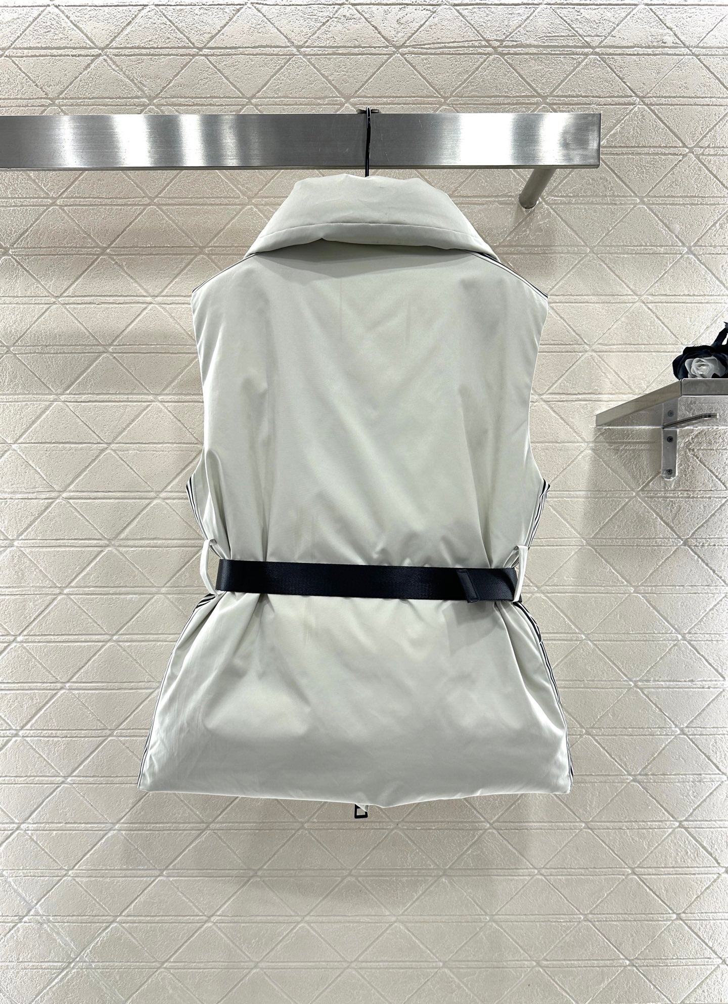 Lapel belt down vest