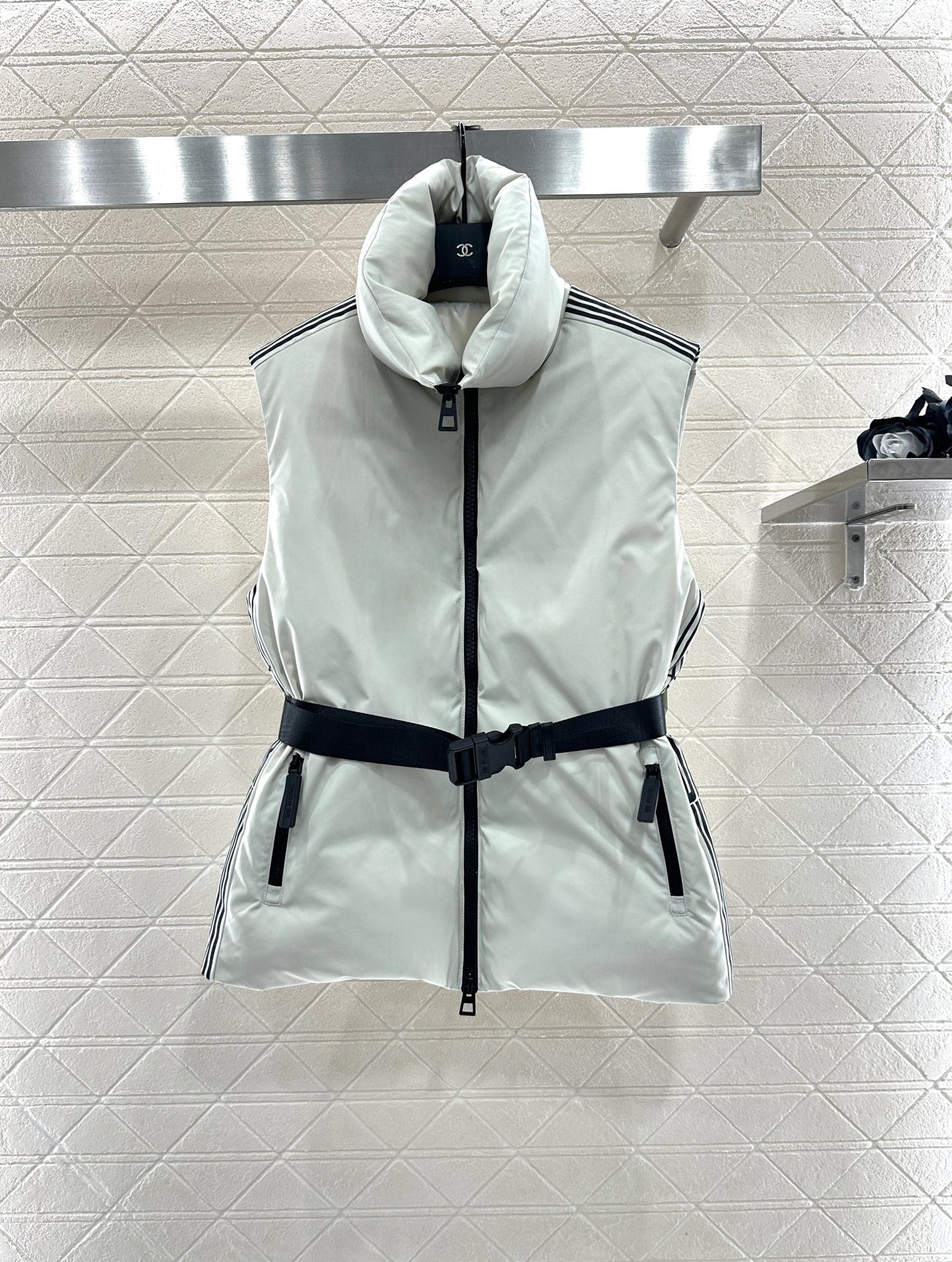 Lapel belt down vest