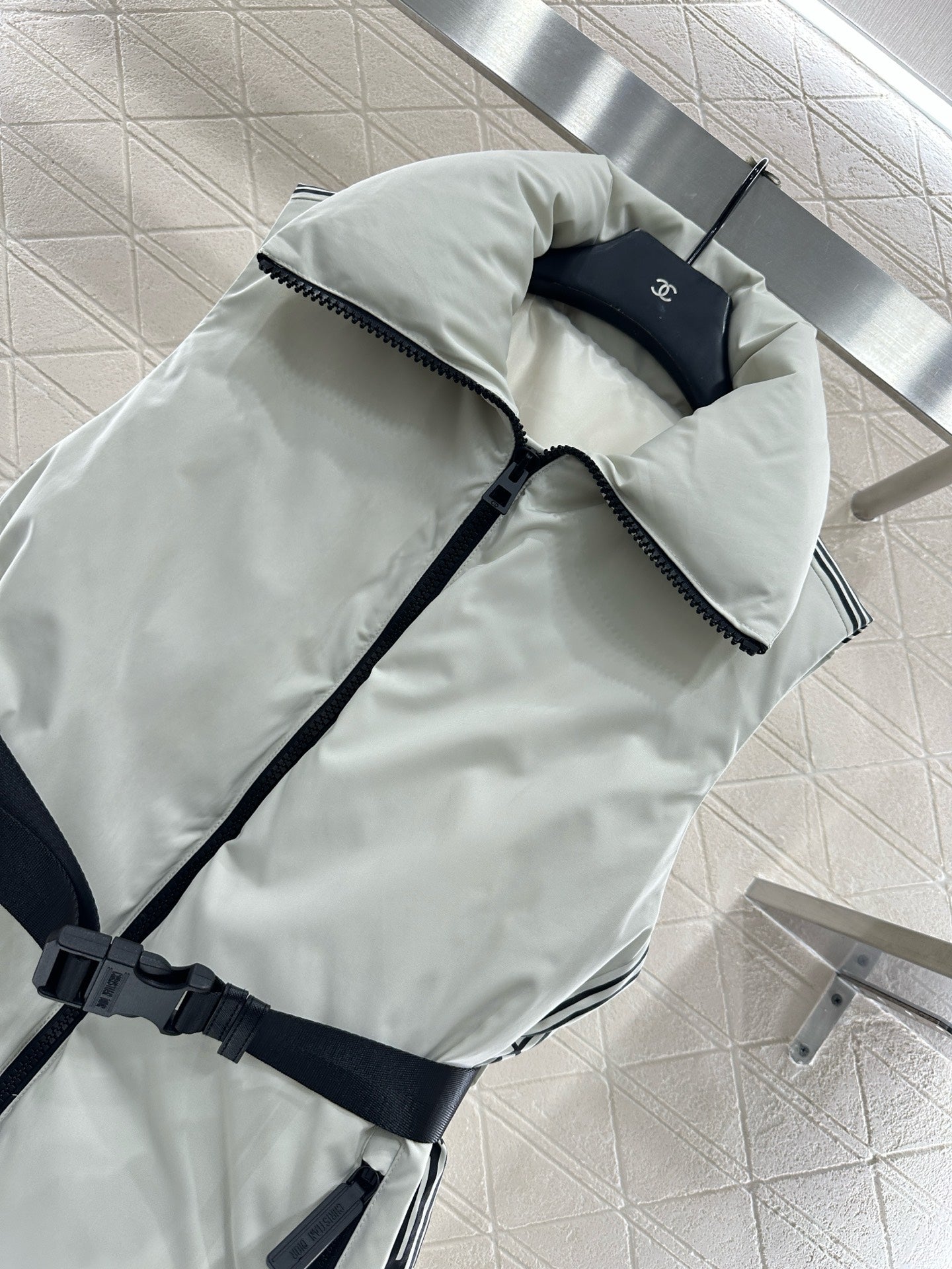 Lapel belt down vest