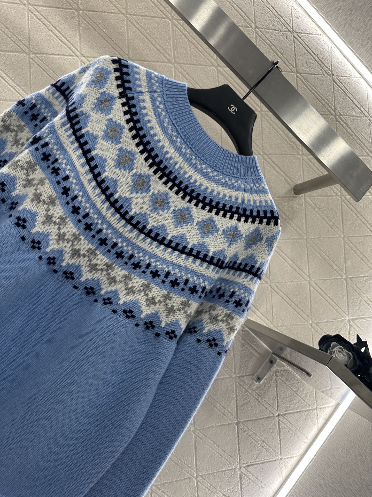 Hook flower round neck wool sweater