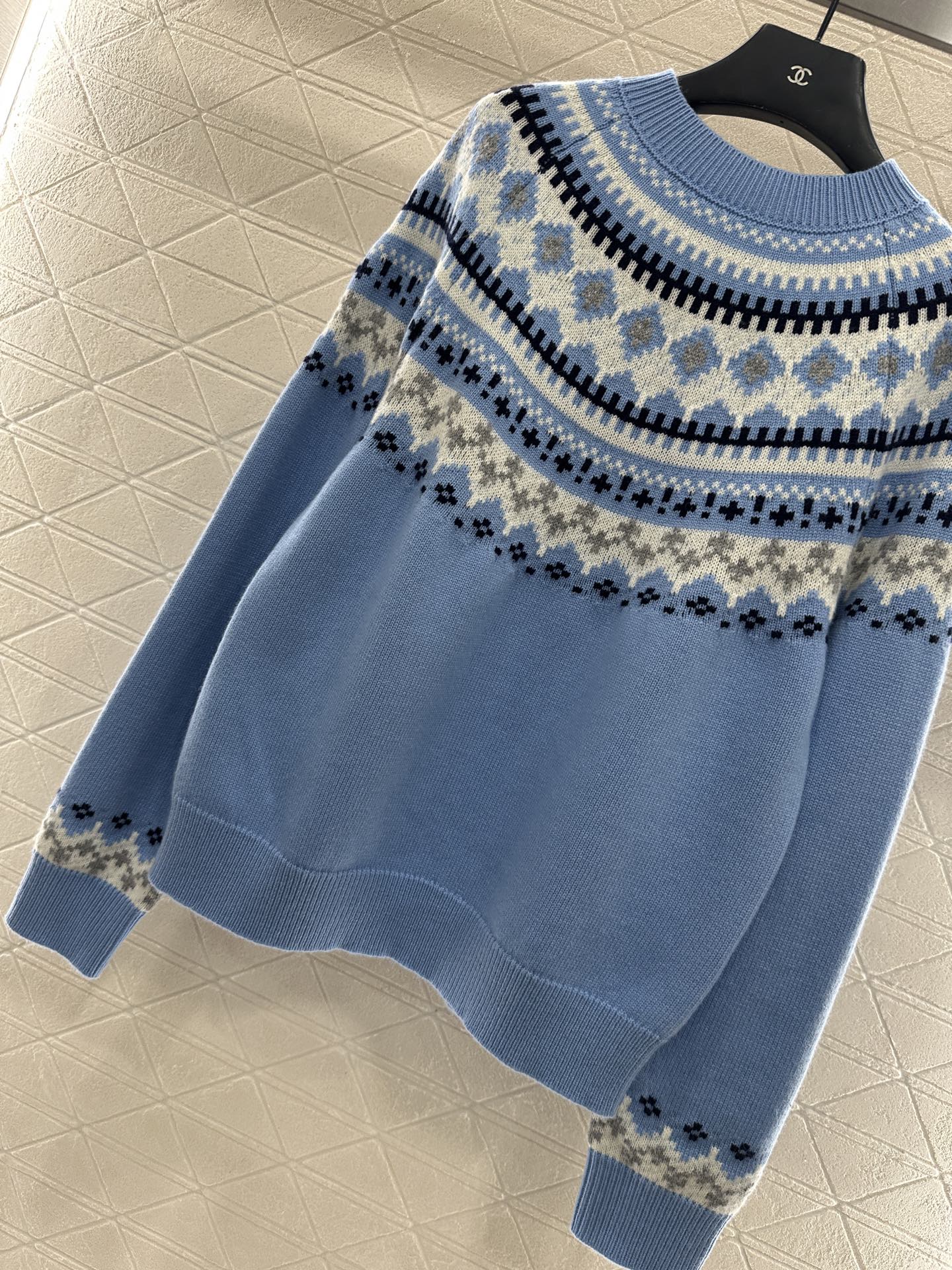 Hook flower round neck wool sweater