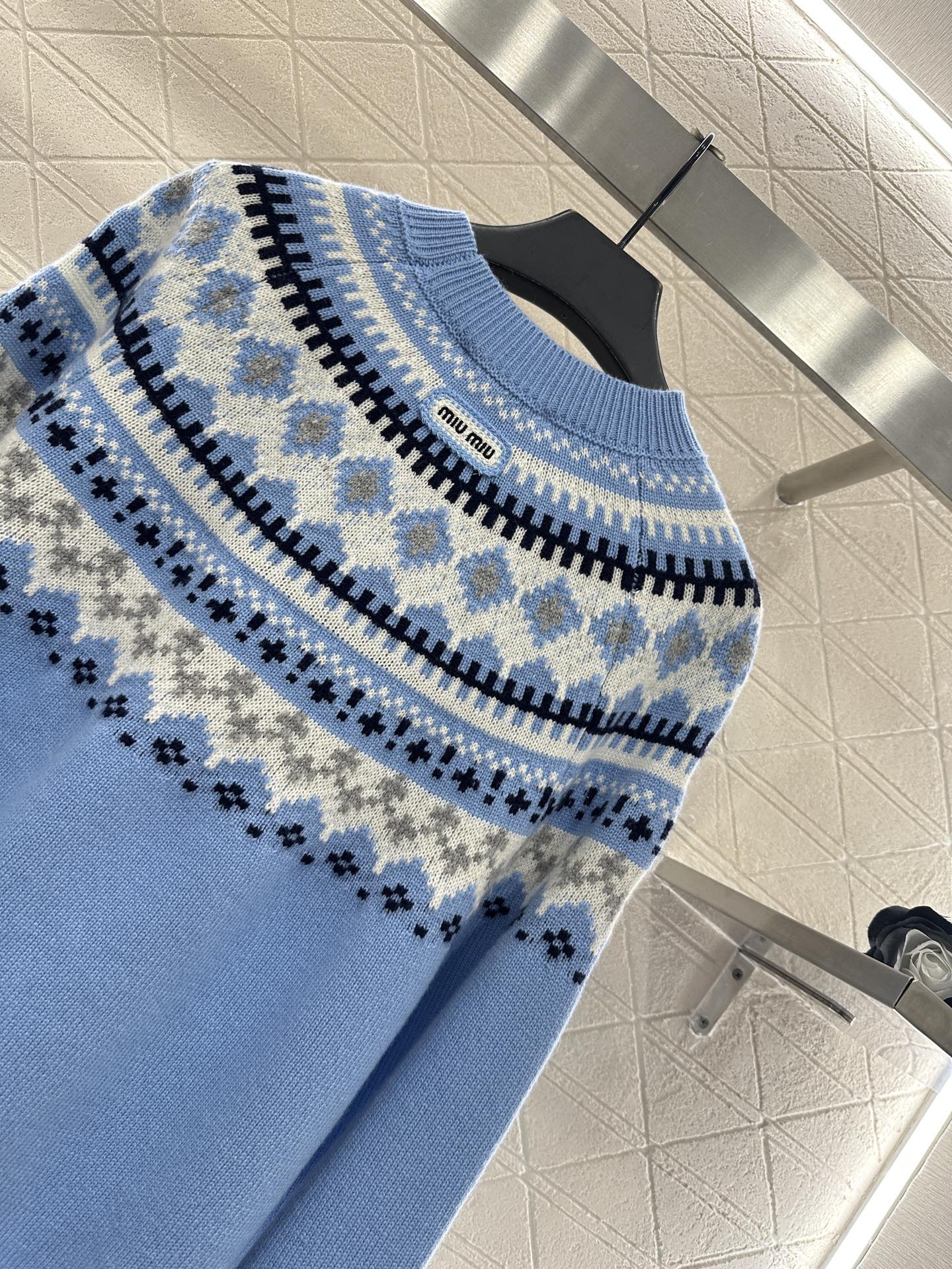 Hook flower round neck wool sweater