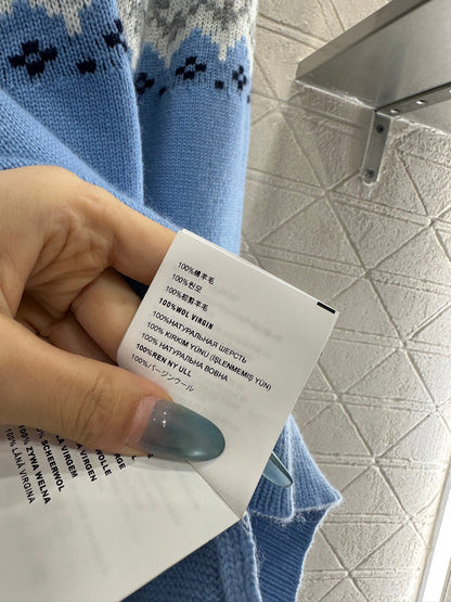 Hook flower round neck wool sweater