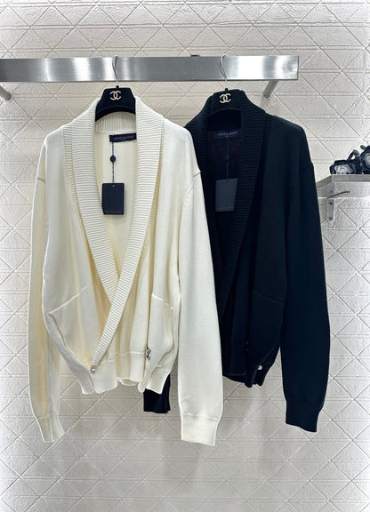 Knitted wool jacket with collar and open collar