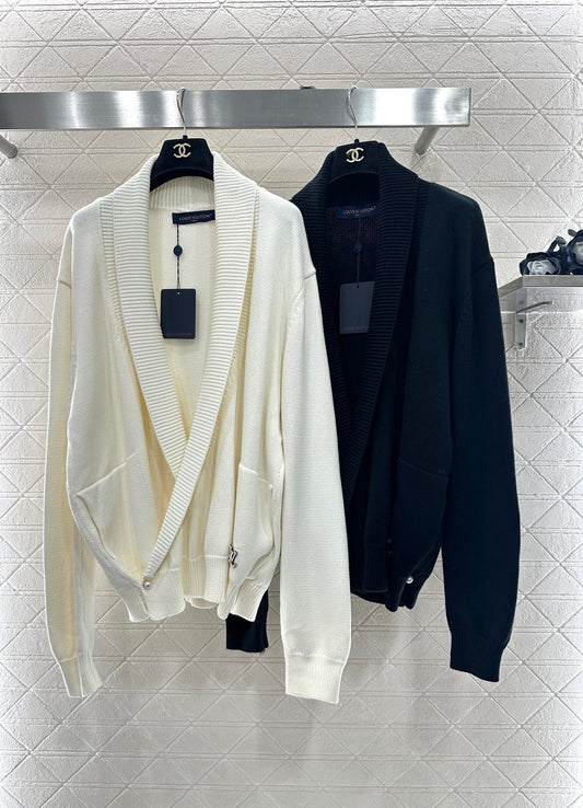 Knitted wool jacket with collar and open collar