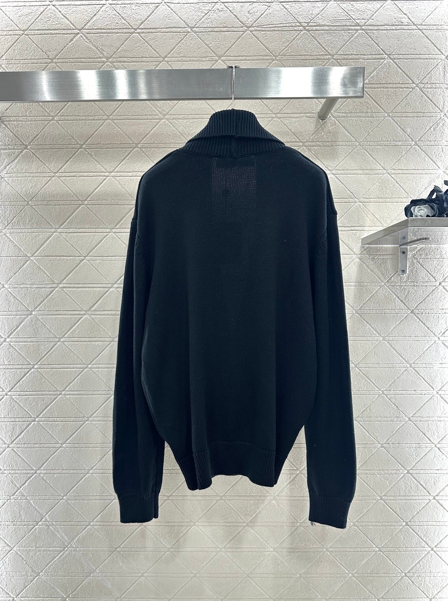 Knitted wool jacket with collar and open collar