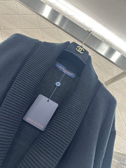 Knitted wool jacket with collar and open collar