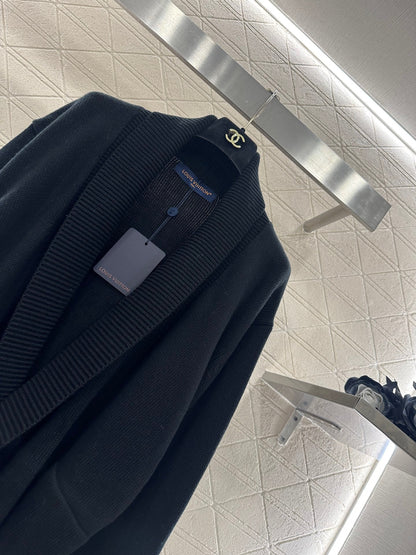 Knitted wool jacket with collar and open collar