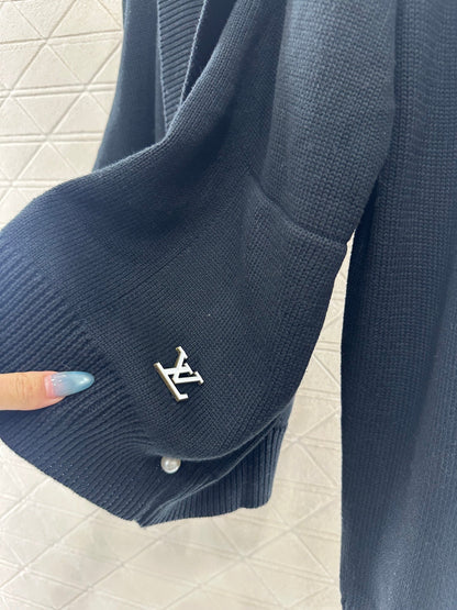 Knitted wool jacket with collar and open collar