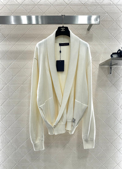 Knitted wool jacket with collar and open collar