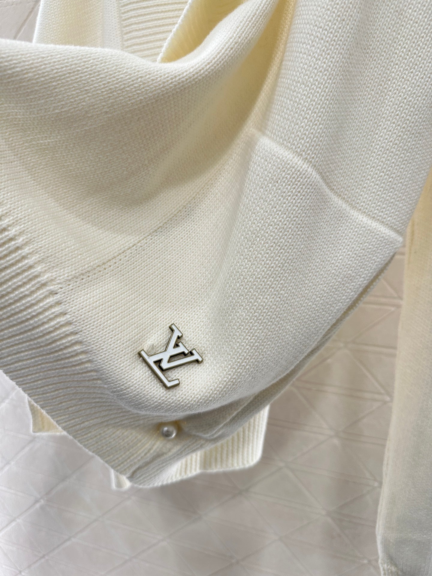 Knitted wool jacket with collar and open collar