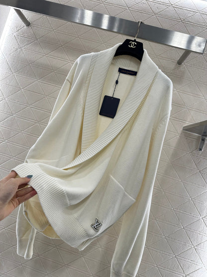 Knitted wool jacket with collar and open collar